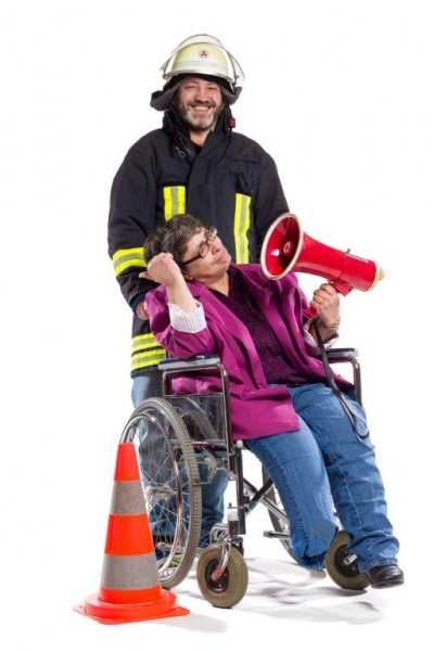 Mensch mit Behinderung und Feuerwehrmann/Heilerziehungspfleger